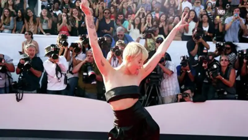 Недовольные Трампом звезды берут слова назад и остаются в США