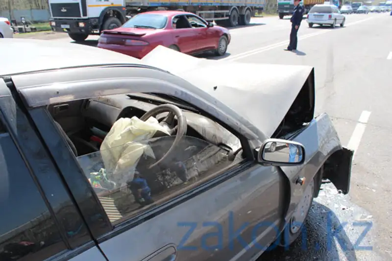 Сегодня в Алматы на Илийском шоссе две машины столкнулись «лоб в лоб» (фото) Сегодня в Алматы на Илийском шоссе две машины столкнулись «лоб в лоб» (фото), фото - Новости Zakon.kz от 11.04.2013 20:09