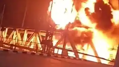 поезд столкнулся с грузовиком в Индонезии, фото - Новости Zakon.kz от 19.07.2023 10:54