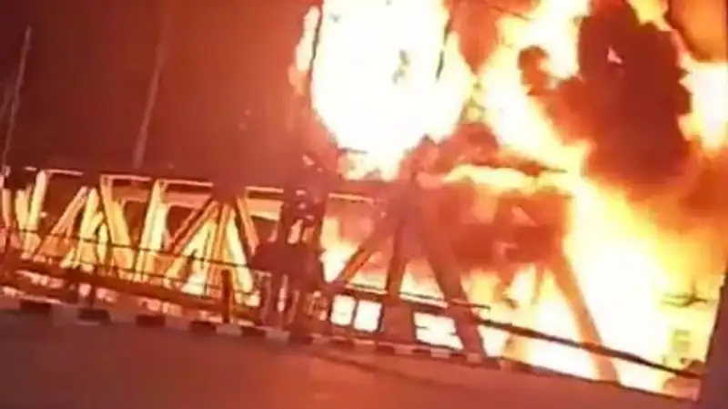 В Индонезии поезд врезался в грузовик, произошел взрыв