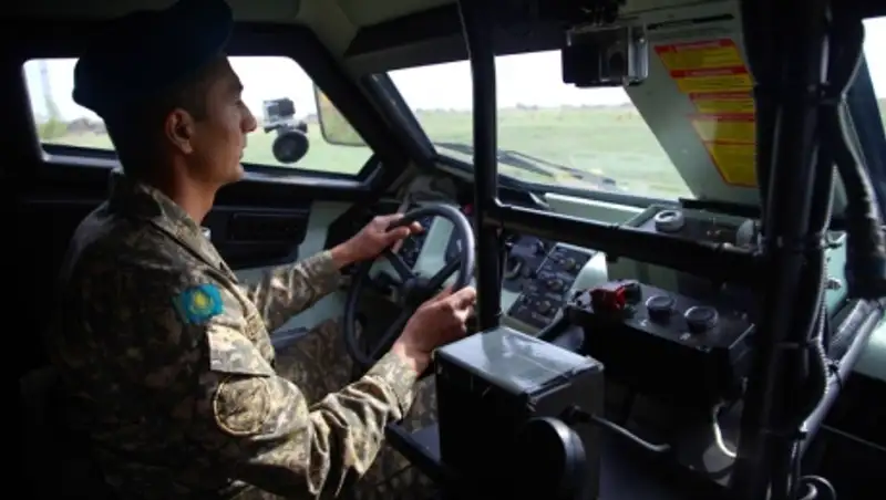 Журналисты провели тест-драйв броневиков Hummer и Cobra