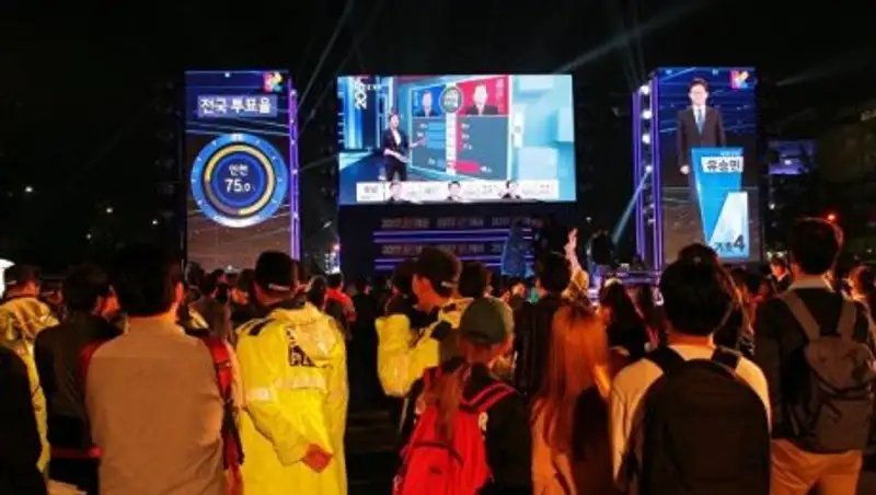 Мун Чжэ Ин к полуночи лидирует на президентских выборах в Южной Кореи