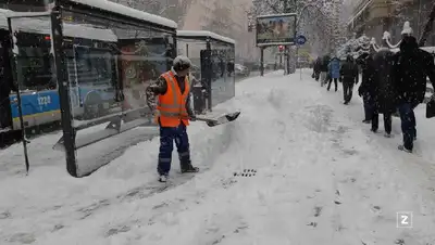 снег, люди , фото - Новости Zakon.kz от 04.02.2022 12:44