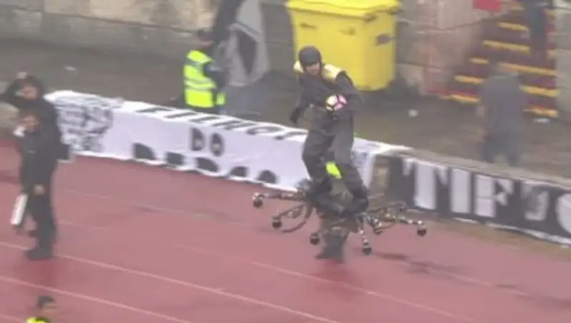 Мужчина на дроне доставил мяч для финала Кубка Португалии по футболу