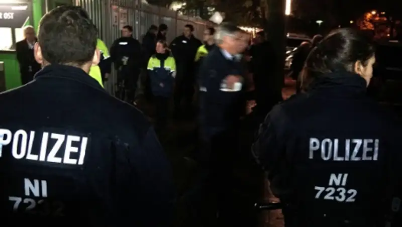 15-летняя исламистка порезала горло полицейскому на вокзале Ганновера