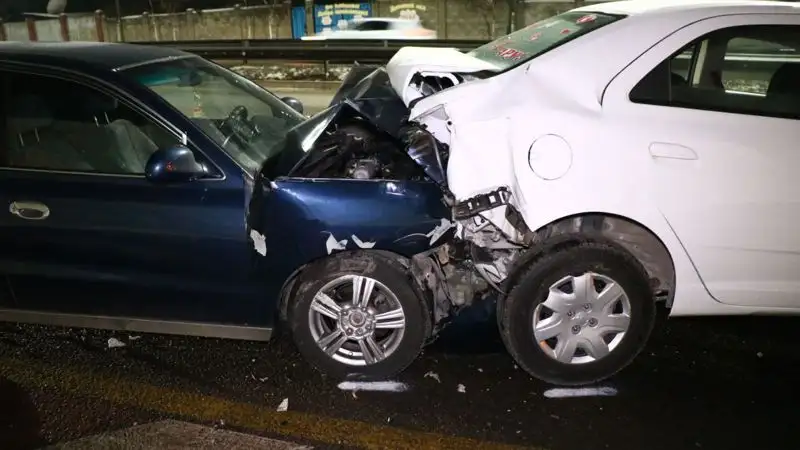 Hyundai протаранил припаркованный Chevrolet в Алматы