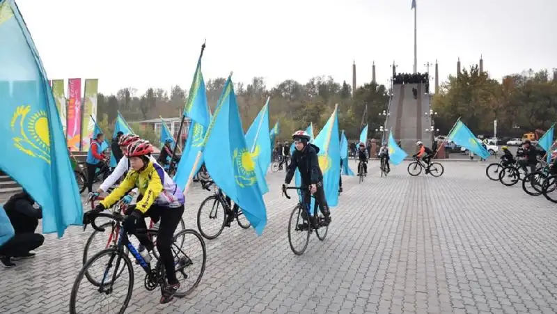 В Шымкенте в честь Дня Республики прошла патриотическая акция