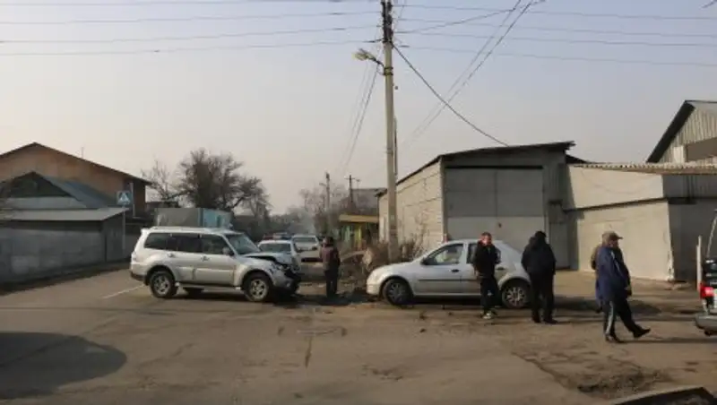 В Алматы на злополучном перекрестке Renault улетел в бетонные блоки