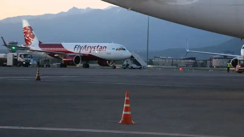 Во FlyArystan объяснили задержку рейса на 13 часов