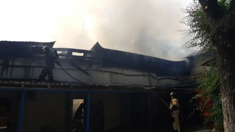 Горит здание возле кардиоцентра в Алматы