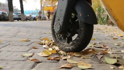 Нарушение ПДД самокатчиком попало на видео, фото - Новости Zakon.kz от 03.08.2022 11:12