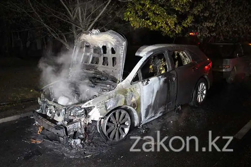 Сегодня ранним утром в Алматы сгорела Тойота Венза (фото), фото - Новости Zakon.kz от 06.11.2013 22:52