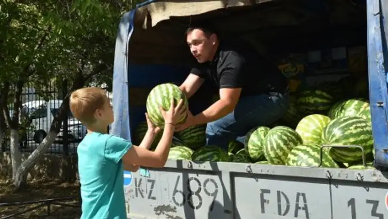 По случаю Курбан айта аграрии ЮКО раздали малообеспеченным семьям дыни и арбузы