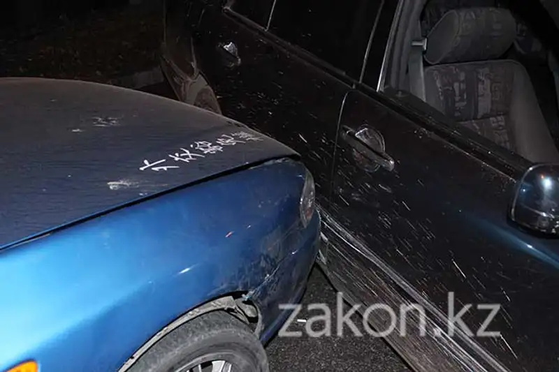 В Алматы водитель Мерседеса, совершивший ДТП, скрылся с места происшествия (фото), фото - Новости Zakon.kz от 04.11.2013 20:22