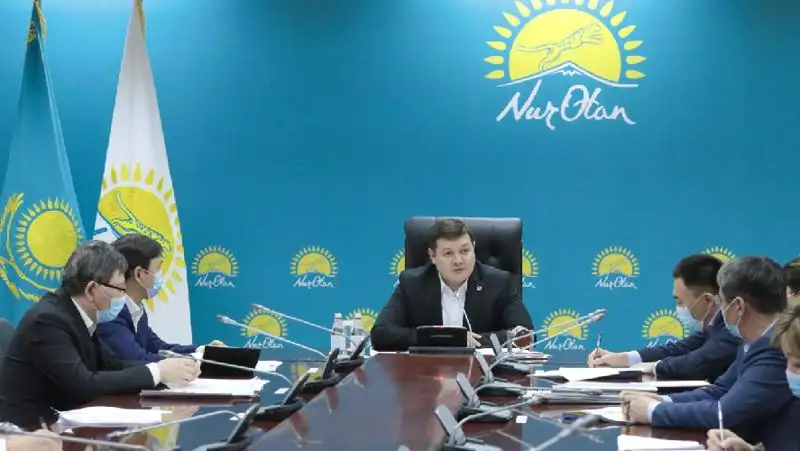 Заседания фракций Nur Otan в маслихатах должны проводиться открыто – Асхат Оралов