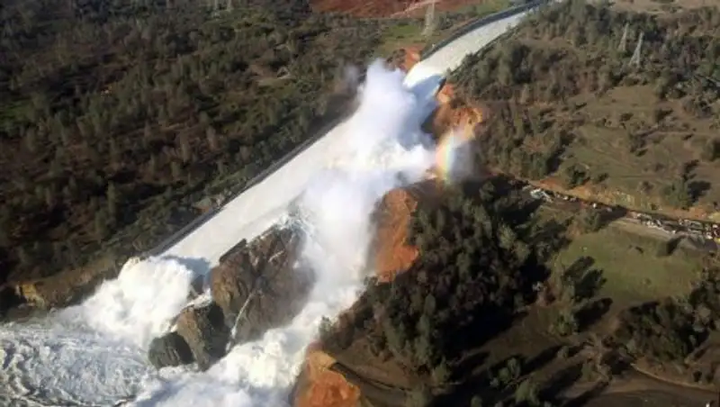 Почти 190 тыс. человек эвакуируют в Калифорнии из-за угрозы затопления