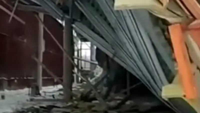 Крыша склада на строительной базе рухнула в Петропавловске