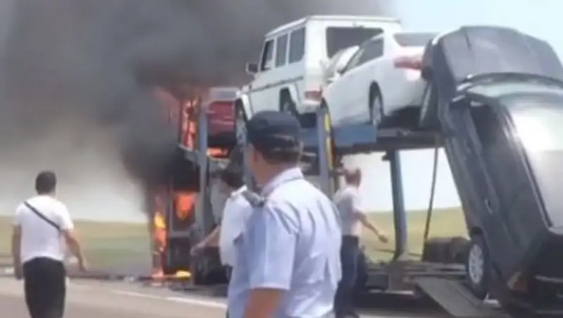 На трассе «Западная Европа - Западный Китай» сгорел автовоз