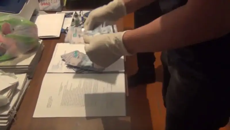 Военного начальника и директора колледжа в Туркестанской области задержали за взятки