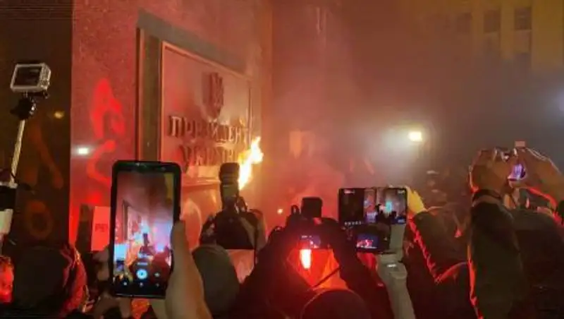 Радикалы в Киеве устроили беспорядки у офиса Зеленского