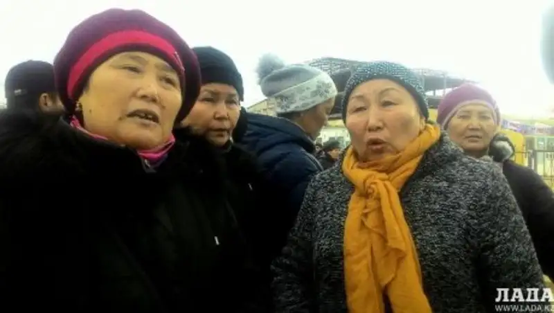 В Актау владельцы сгоревших торговых павильонов собрались на центральном рынке