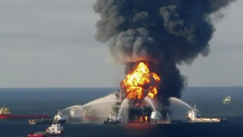 Нефтедобывающая платформа горит в Мексиканском заливе