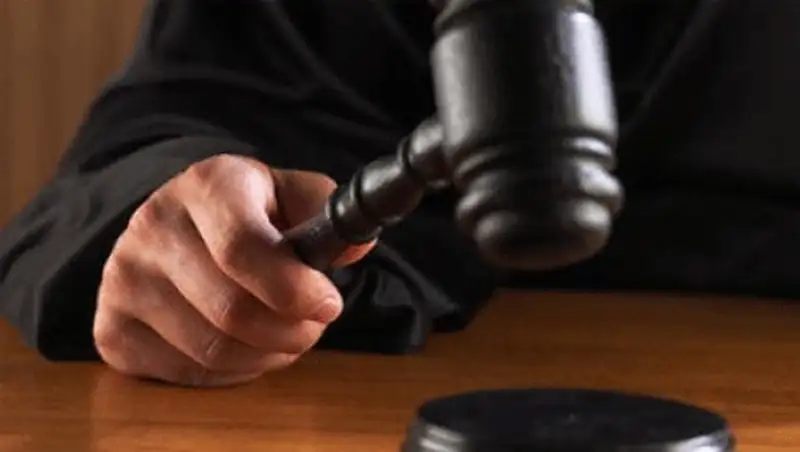 Судья отобрал полуторагодовалого ребенка у родителей: «Он родился от суррогатной матери»