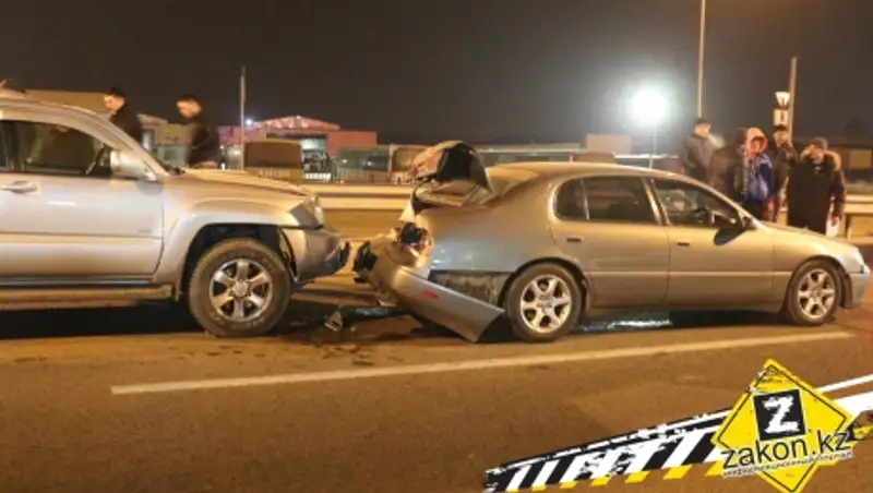 Водитель Тойоты в Алматы не заметил машину, стоявшую на "красный", и врезался в нее