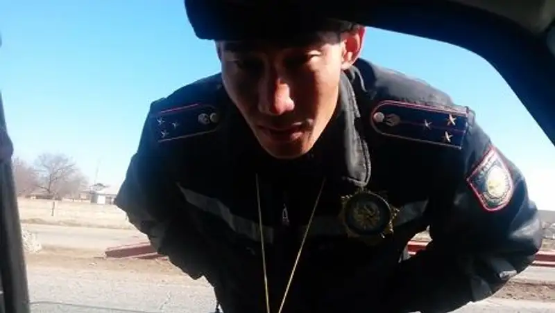 Казахстанский полицейский и шофер выясняли на трассе, кто «козел», а кто «овца»