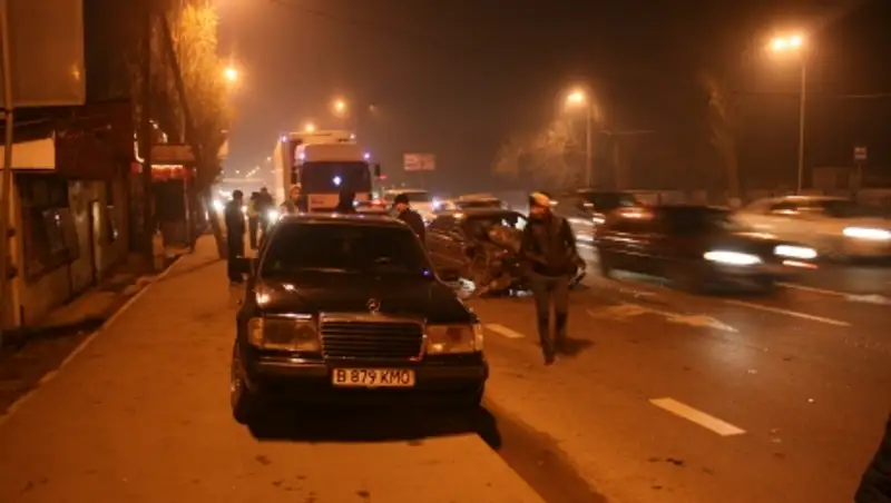 В Алматы Nissan протаранил припаркованный Mercedes