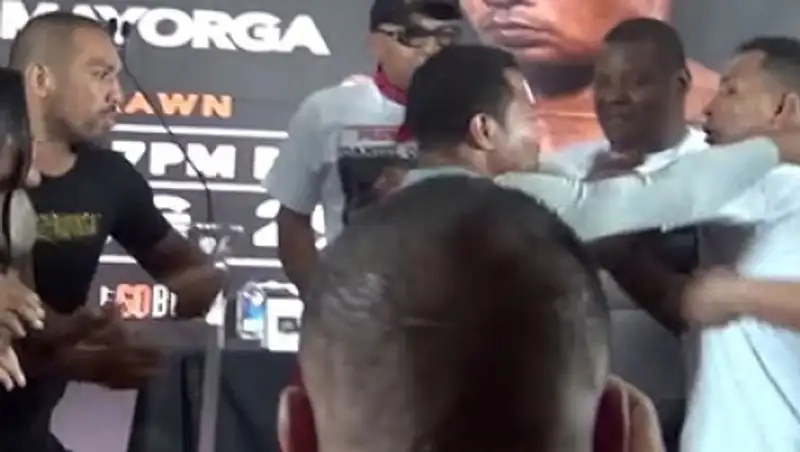 Никарагуанский боксер потрогал ягодицы девушки соперника ради рекламы боя