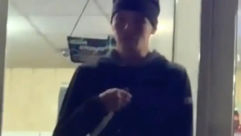 Парень с ножом в Алматы попал на видео