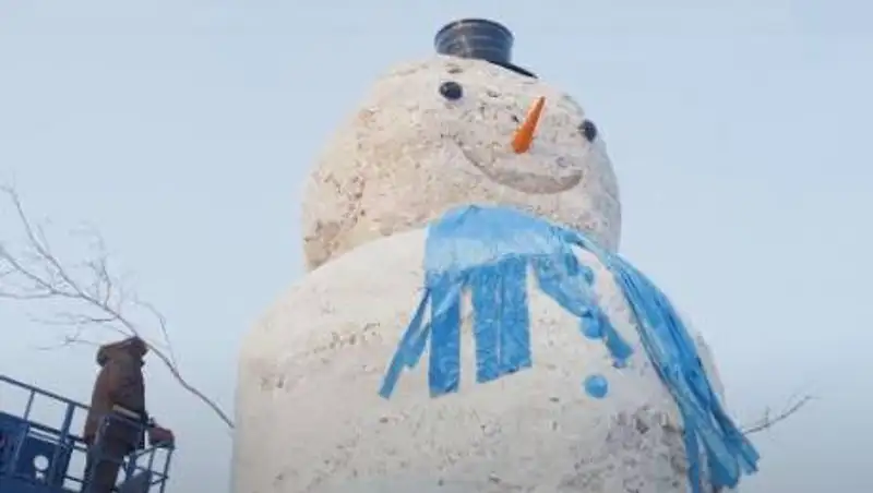 Десятиметрового снеговика слепили в столице