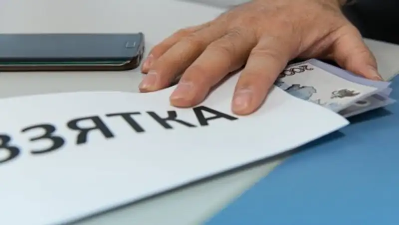 Сотрудник столичного управления госдоходов попался на взятке в 50 тысяч тенге