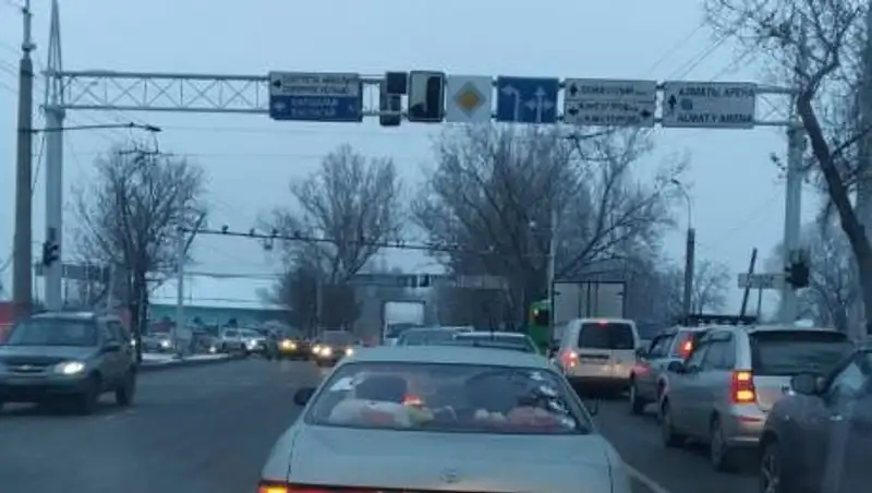 Бардак и ДТП спровоцировал неработающий светофор на Сейфуллина в Алматы