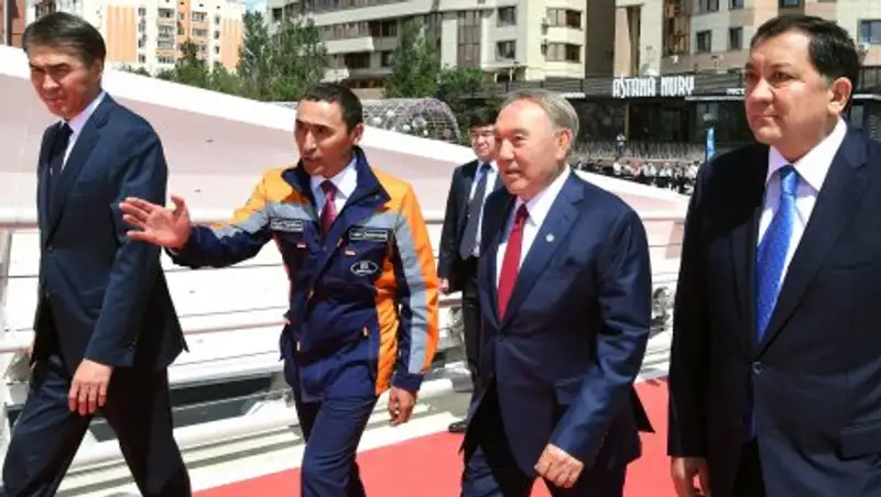 Назарбаев прошел по вело-пешеходному мосту через реку Есиль