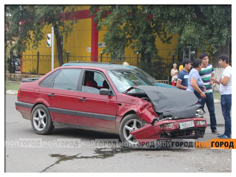 Новости Уральск - В Уральске возле железнодорожного вокзала перевернулся минивэн ford3, фото - Новости Zakon.kz от 08.08.2014 16:04