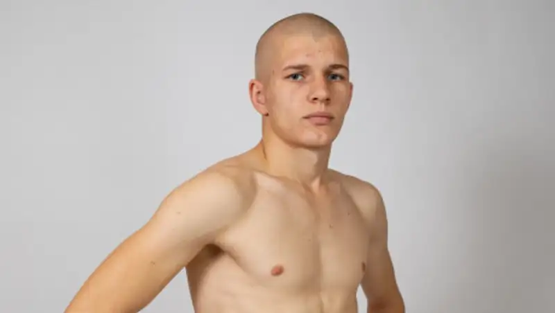 Казахстанец выступит в андеркарте титульного боя узбекского боксера