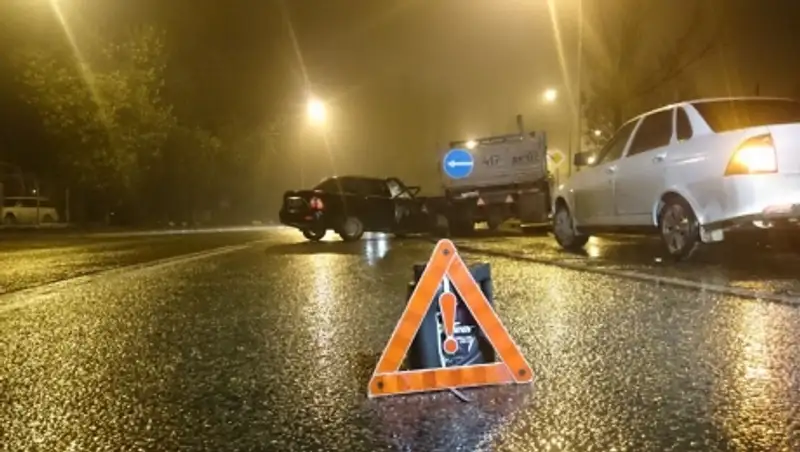 В Алматы водитель Lada Priora врезался в грузовик