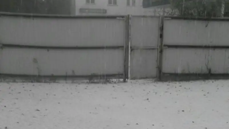 В ЗКО выпал снег и прошел сильный град