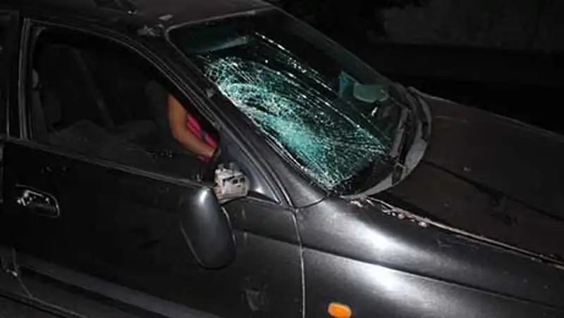 В Алматы водитель сбил девушку, которую ради шутки толкнули на проезжую часть