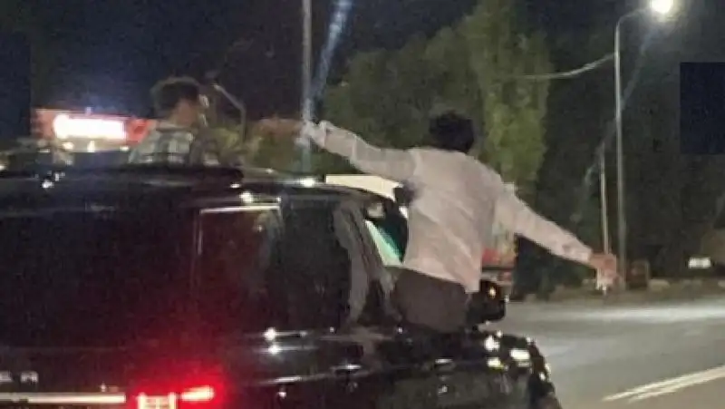 Парни прокатились в авто, высунувшись из окон: полиция Алматы проводит проверку