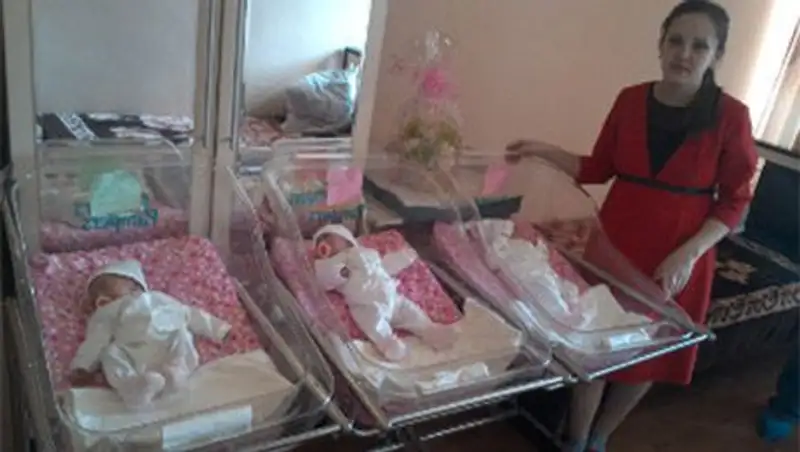 В Алматы молодая мама родила девочек-тройняшек