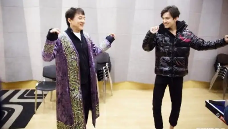 Джеки Чан и Димаш Кудайбергенов спели на китайском кинофестивале в Астане