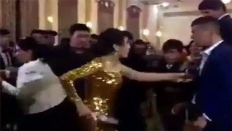 Интернет взорвала психованная гостья с ножом на узбекском тое