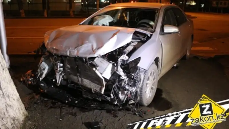 3 человека пострадали в результате сильного столкновения двух авто в Алматы