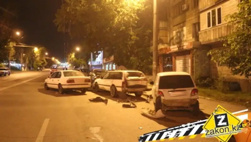 Водитель Ниссана в Алматы столкнулся с четырьмя машинами