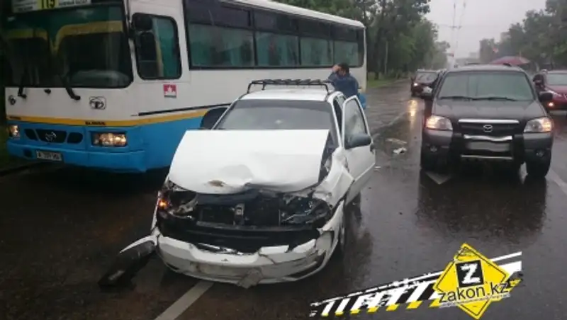 Авария с участием двух машин и пассажирского автобуса произошла в Алматы