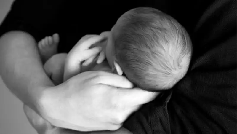 В ВКО женщина тайком от родных родила ребёнка и вынесла его на мороз