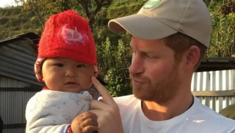 Фото принца Гарри с младенцем покорило Instagram